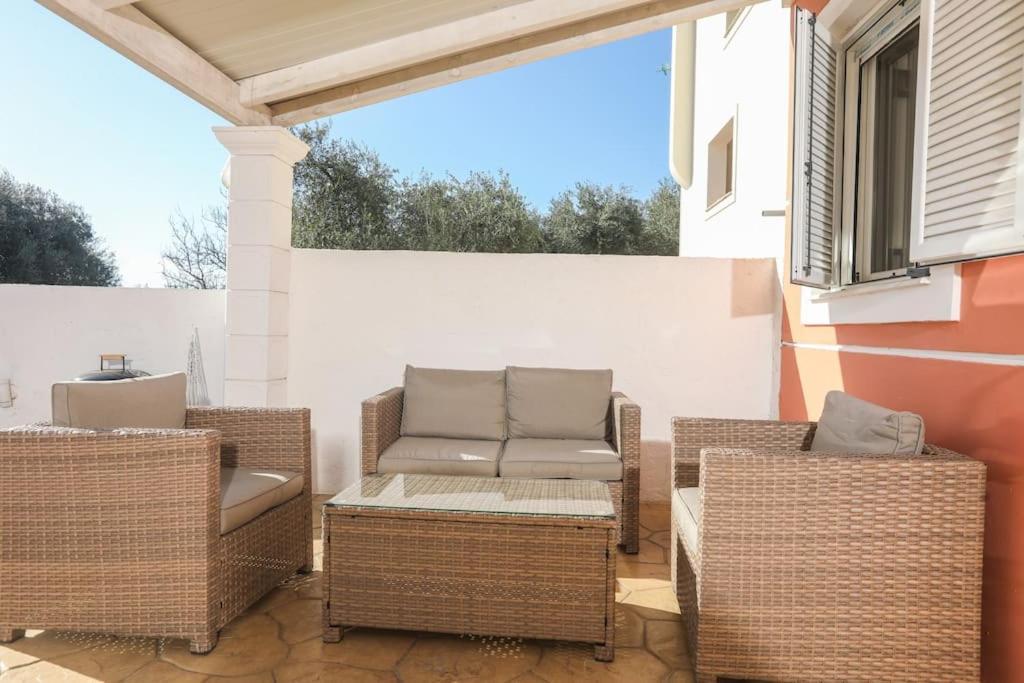 Casa Niovi, Acharavi